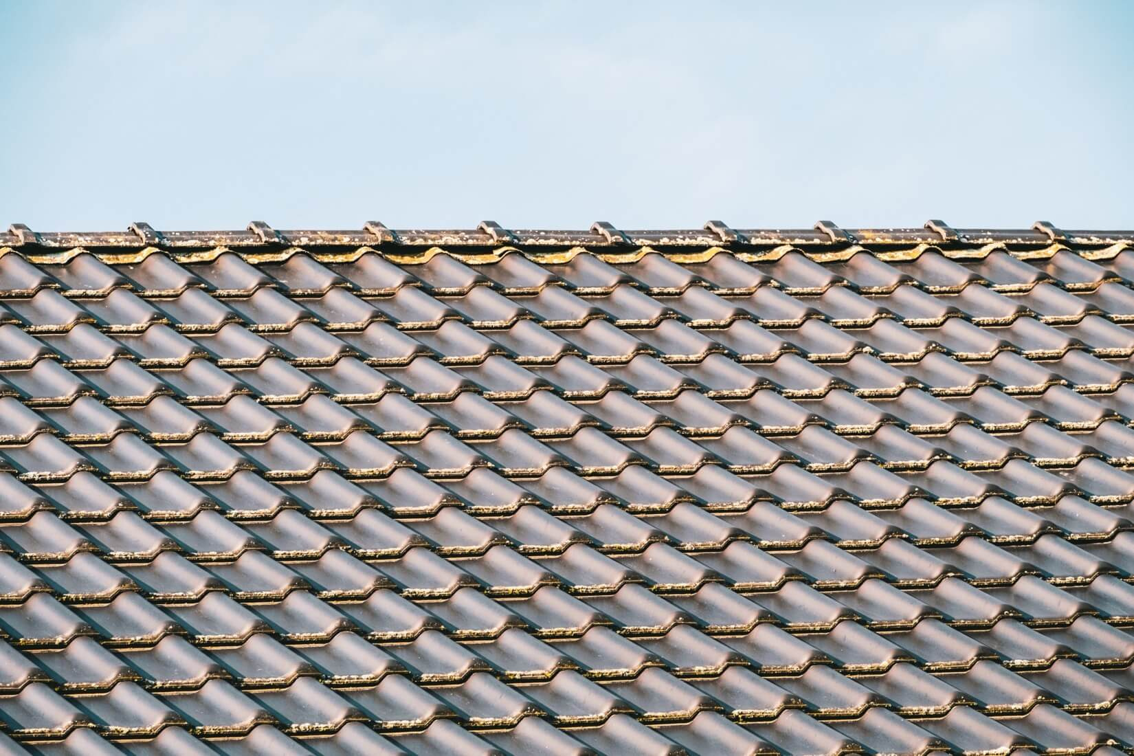 Vanha katto, jossa on tummia betonilaattoja ja likaantumista, on merkki siitä, että voi olla aika vaihtaa katto tai tehdä huoltotoimenpiteitä.